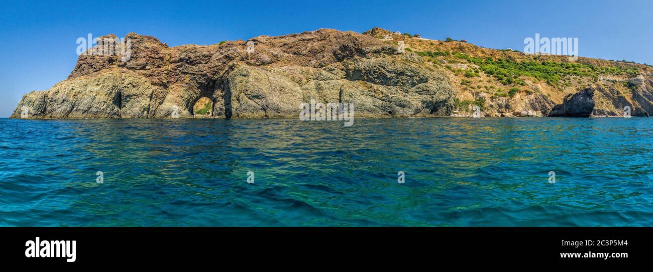 Barche nel mare su uno sfondo di coste rocciose. Il concetto di viaggio, relax, vita attiva e sana in armonia con la natura. Grotta di Diana Foto Stock