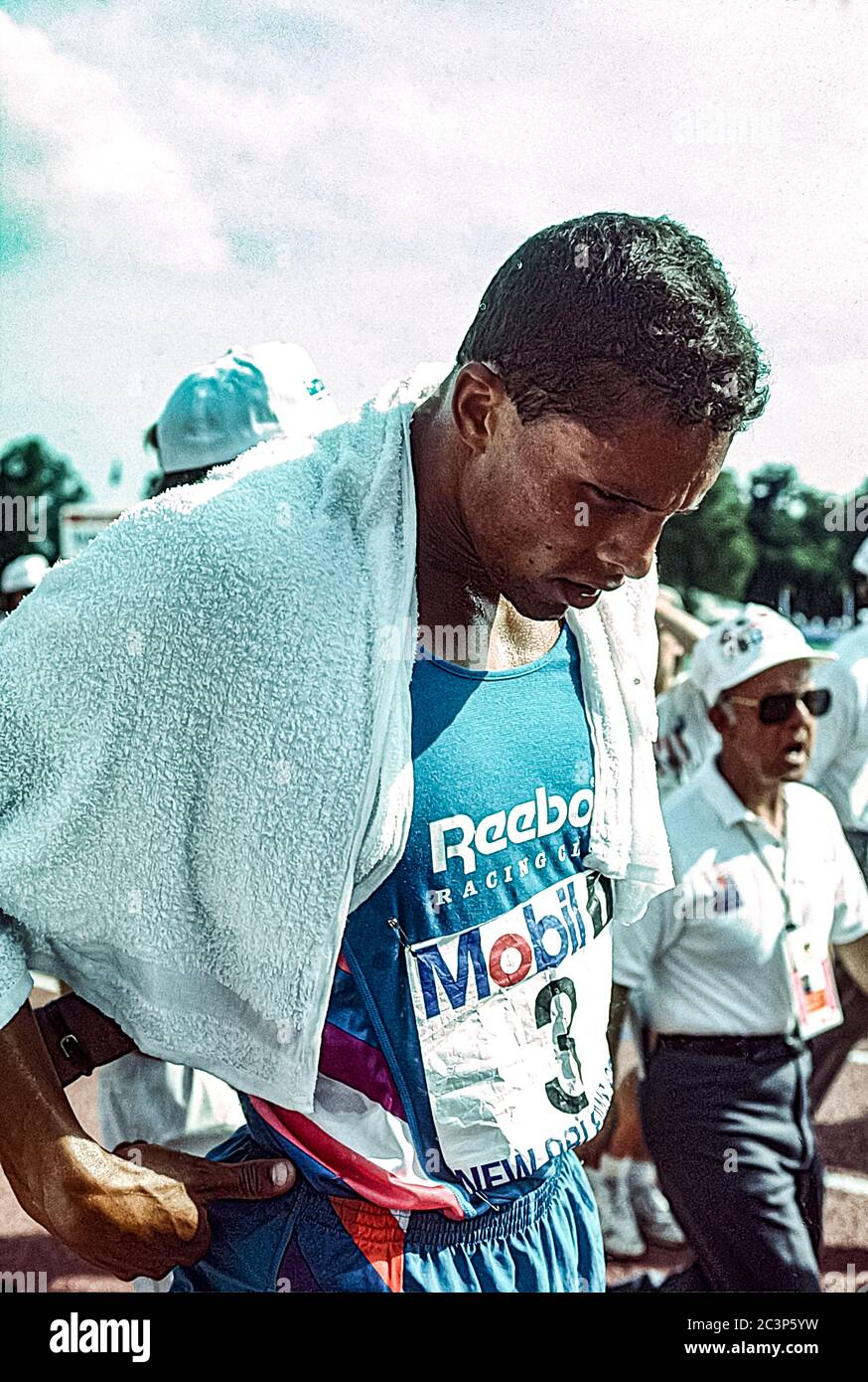 DaN o'Brien (USA) si è garante del decathlon alle prove olimpiche e di squadra di campo 1992 degli Stati Uniti Foto Stock