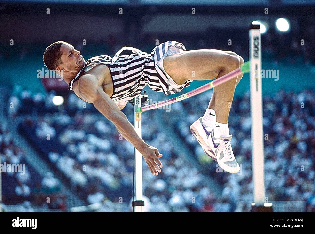 DaN o'Brien (USA) si è garante del decathlon alle prove olimpiche e di squadra di campo 1996 degli Stati Uniti Foto Stock