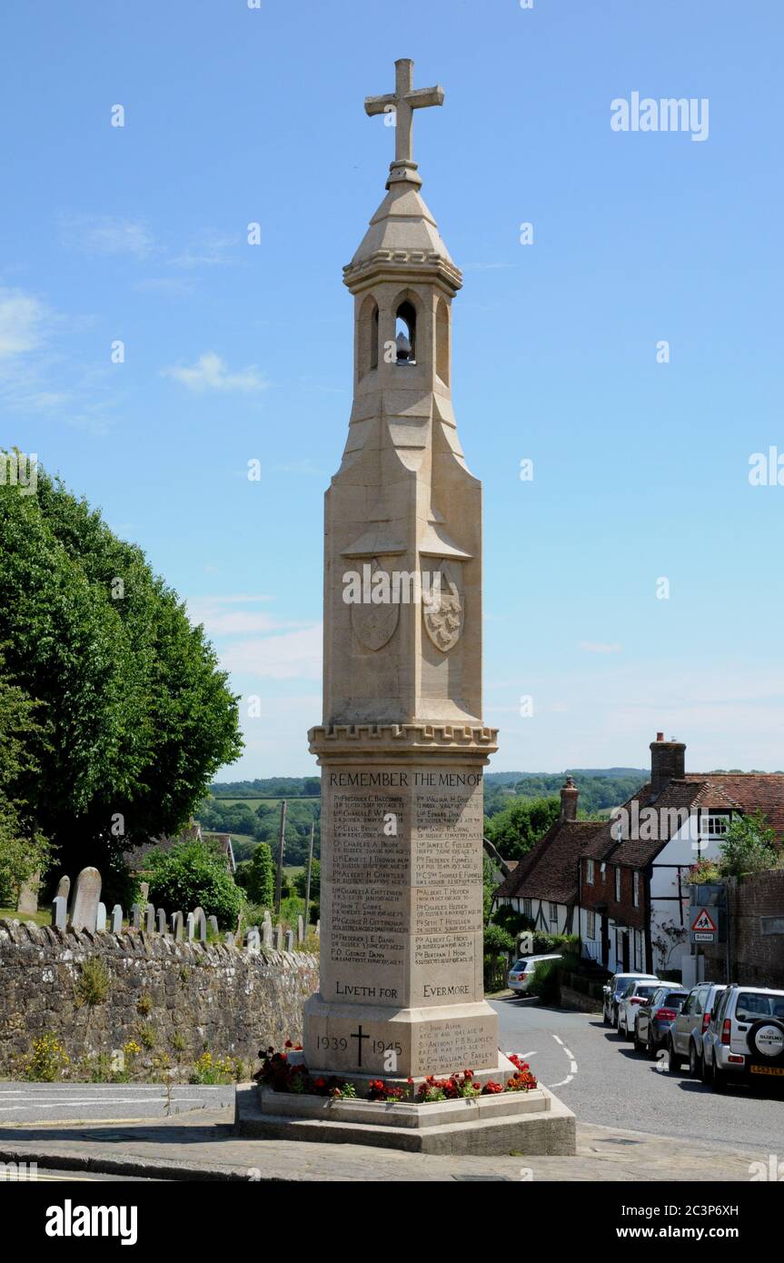 Il monumento di guerra nel villaggio del Sussex orientale di Burwash nella zona di High Weald della contea. Si trova vicino alla chiesa di San Bartolomeo. Foto Stock