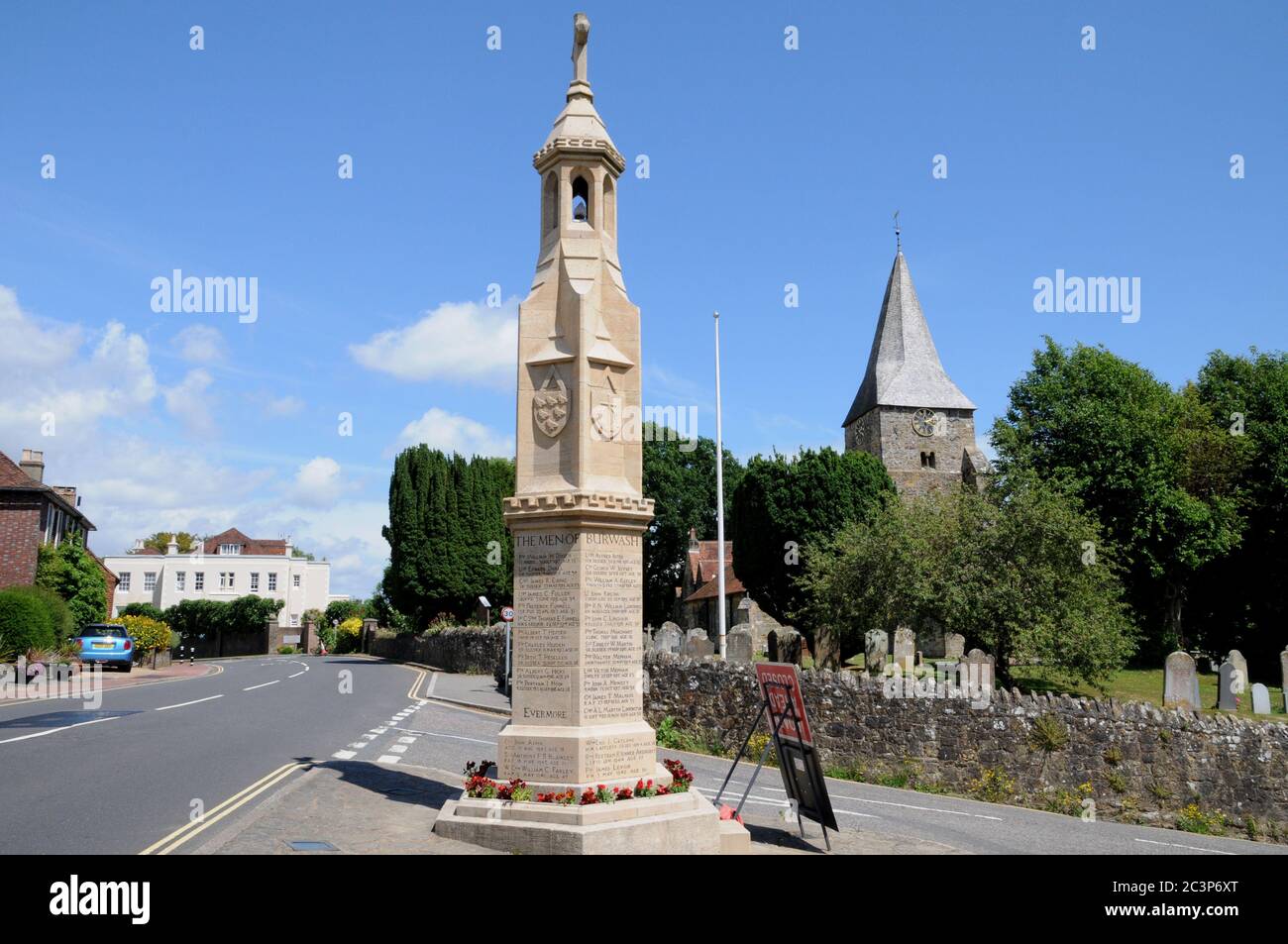 Il monumento di guerra nel villaggio del Sussex orientale di Burwash nella zona di High Weald della contea. Si trova vicino alla chiesa di San Bartolomeo. Foto Stock