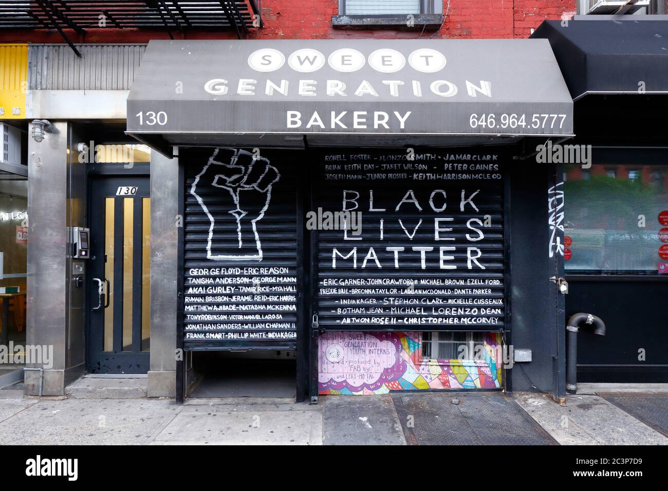 Un murale Black Lives Matter dipinto sul cancello roll down della pasticceria Sweet Generation nel quartiere East Village di Manhattan a New York City Foto Stock