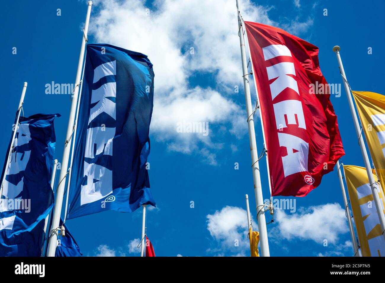 Bandiere colorate a marchio IKEA contro il cielo blu Foto Stock