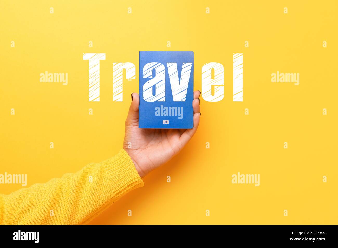 passaporto blu in mano su sfondo giallo, concetto di viaggio del mondo Foto Stock