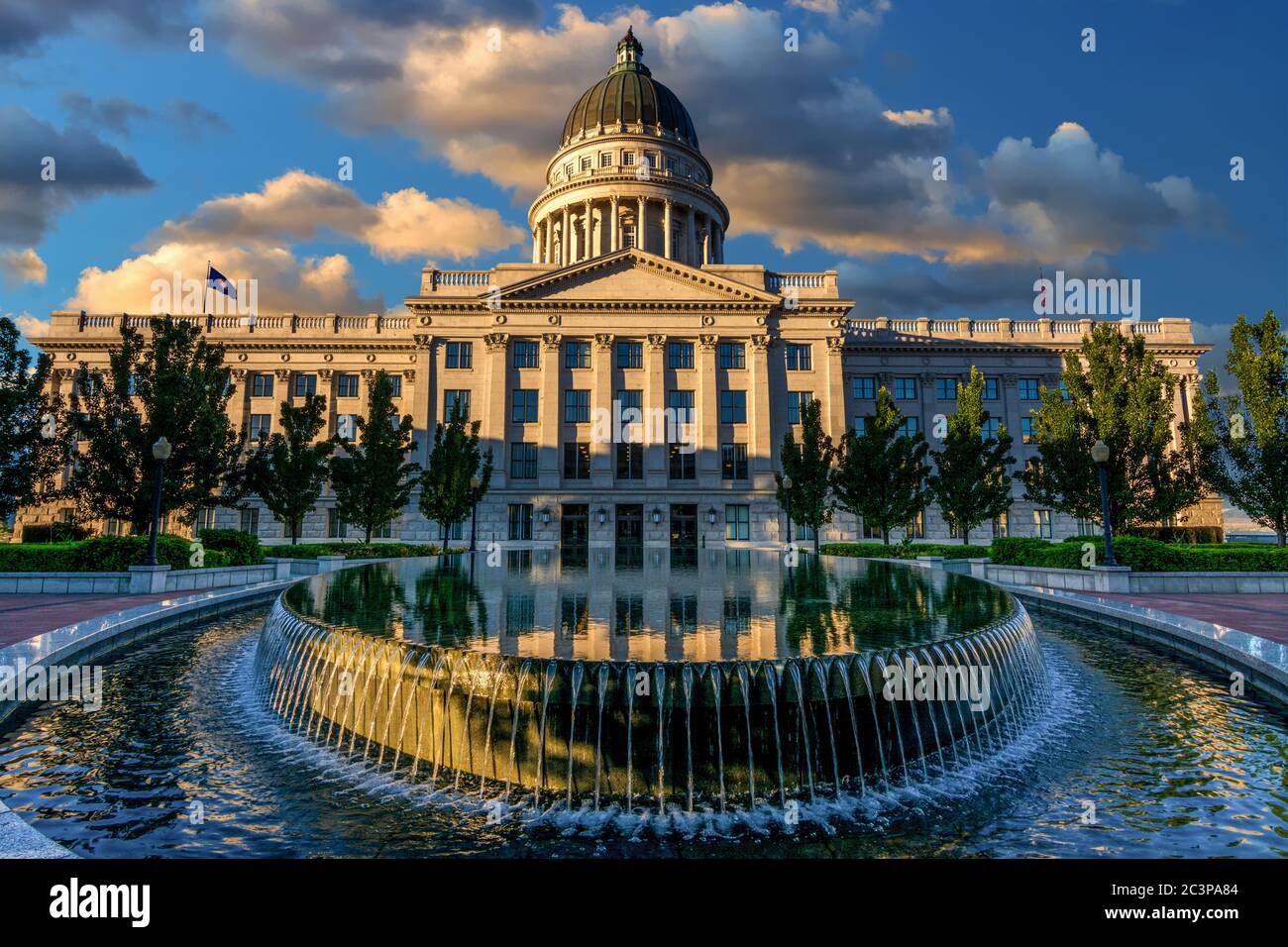 La prima luce del mattino dipinge l'edificio della capitale dello Utah con la luce del sole Foto Stock