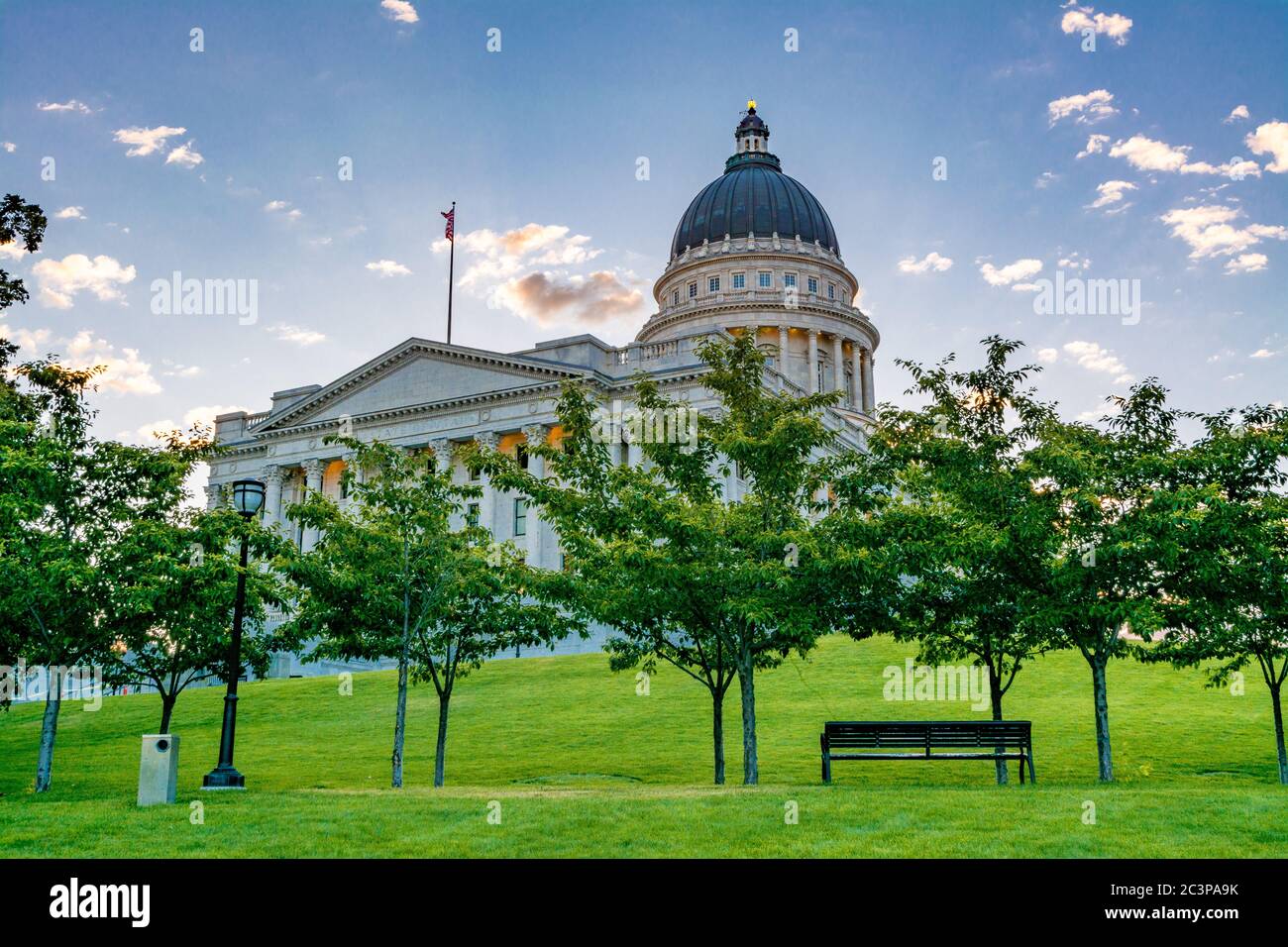 L'erba verde e gli alberi conducono all'edificio della capitale dello Utah Foto Stock