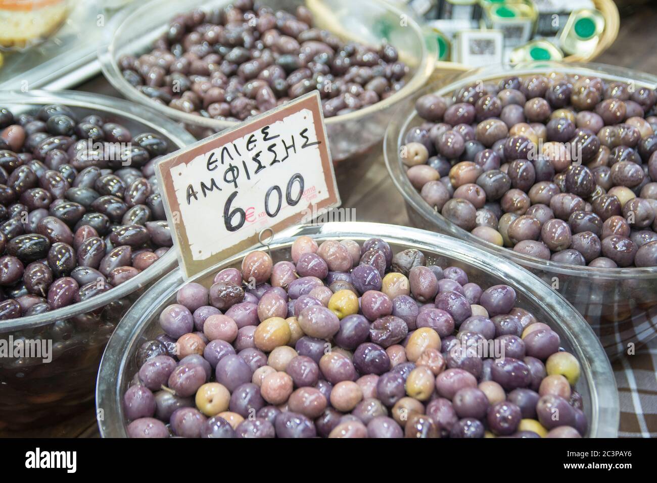 Olive in vendita (in greco: Olive di Amfisa) in un mercato di Salonicco, in Grecia Foto Stock