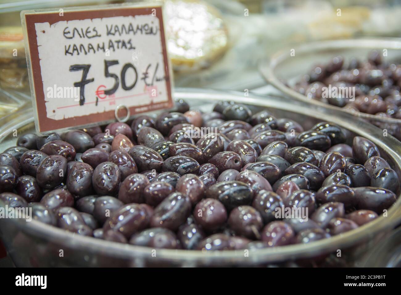 Un cumulo di olive Kalamata in vendita (in greco: Olive Kalamata) in un mercato di Salonicco, in Grecia Foto Stock