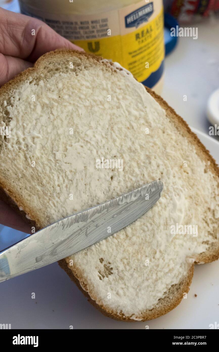 Coltello che sparge maionese sul pane di segale, USA Foto Stock