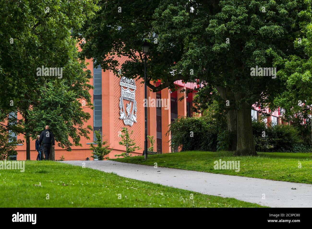 Un sentiero conduce su una collina nello Stanley Park a Liverpool (Inghilterra) allo stadio Anfield visto nel giugno 2020. Foto Stock