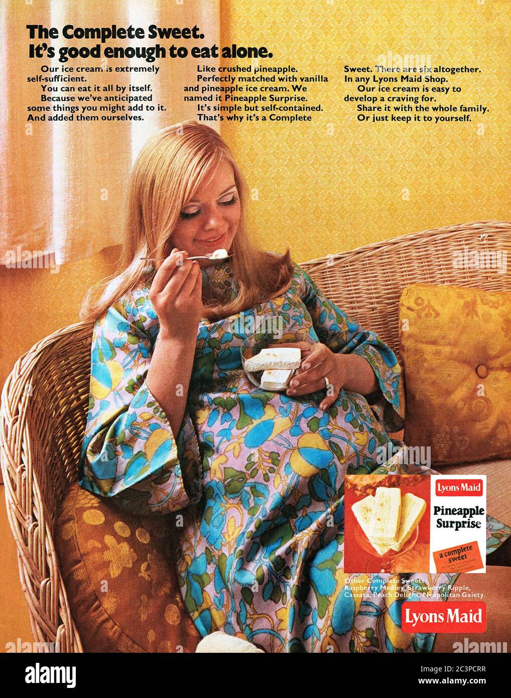 1969 pubblicità britannica per Lyons Maid gelato a sorpresa all'ananas. Foto Stock