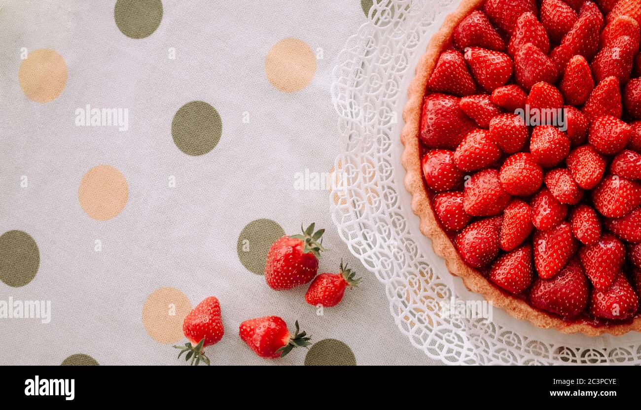 torta di fragole fresca fatta in casa Foto Stock