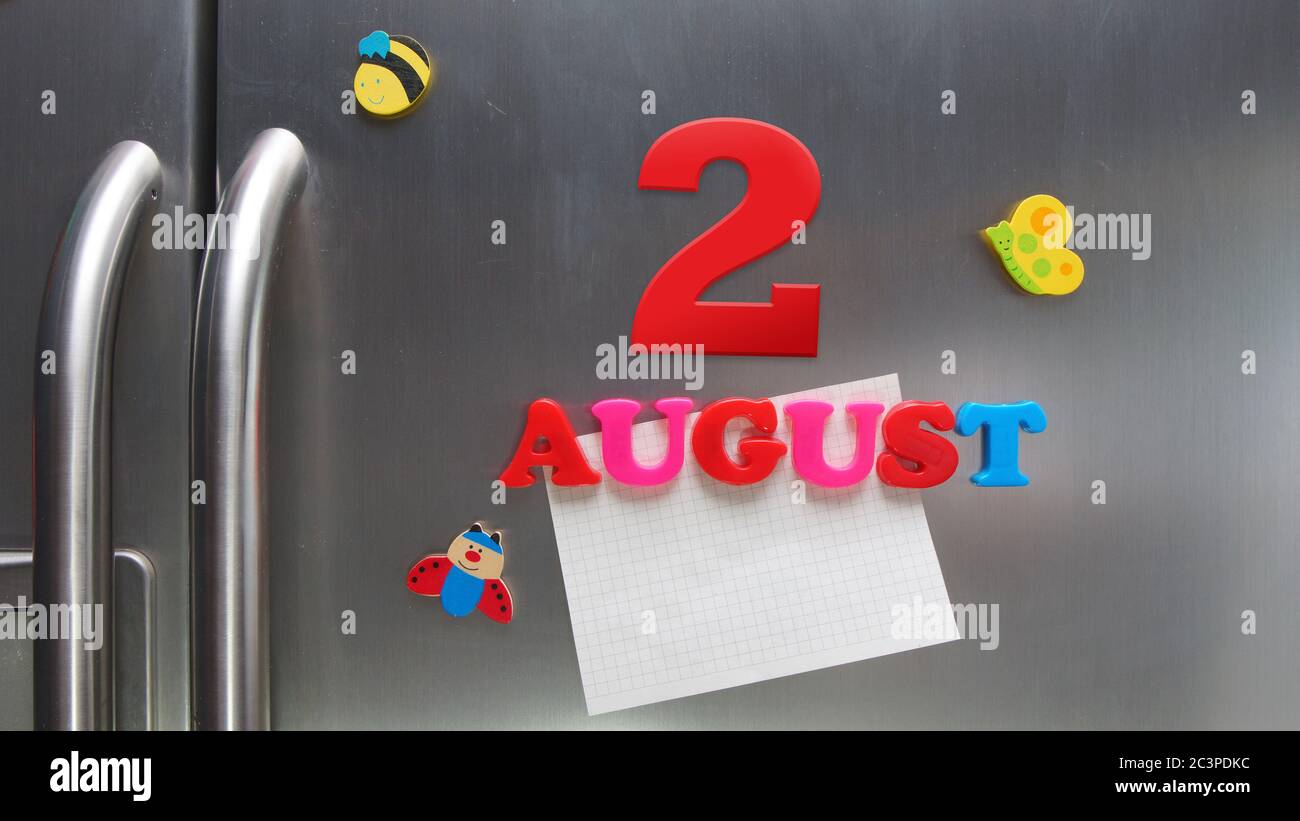 Agosto 2 data di calendario fatta con lettere magnetiche di plastica che tengono una nota di carta grafica sul frigorifero della porta Foto Stock