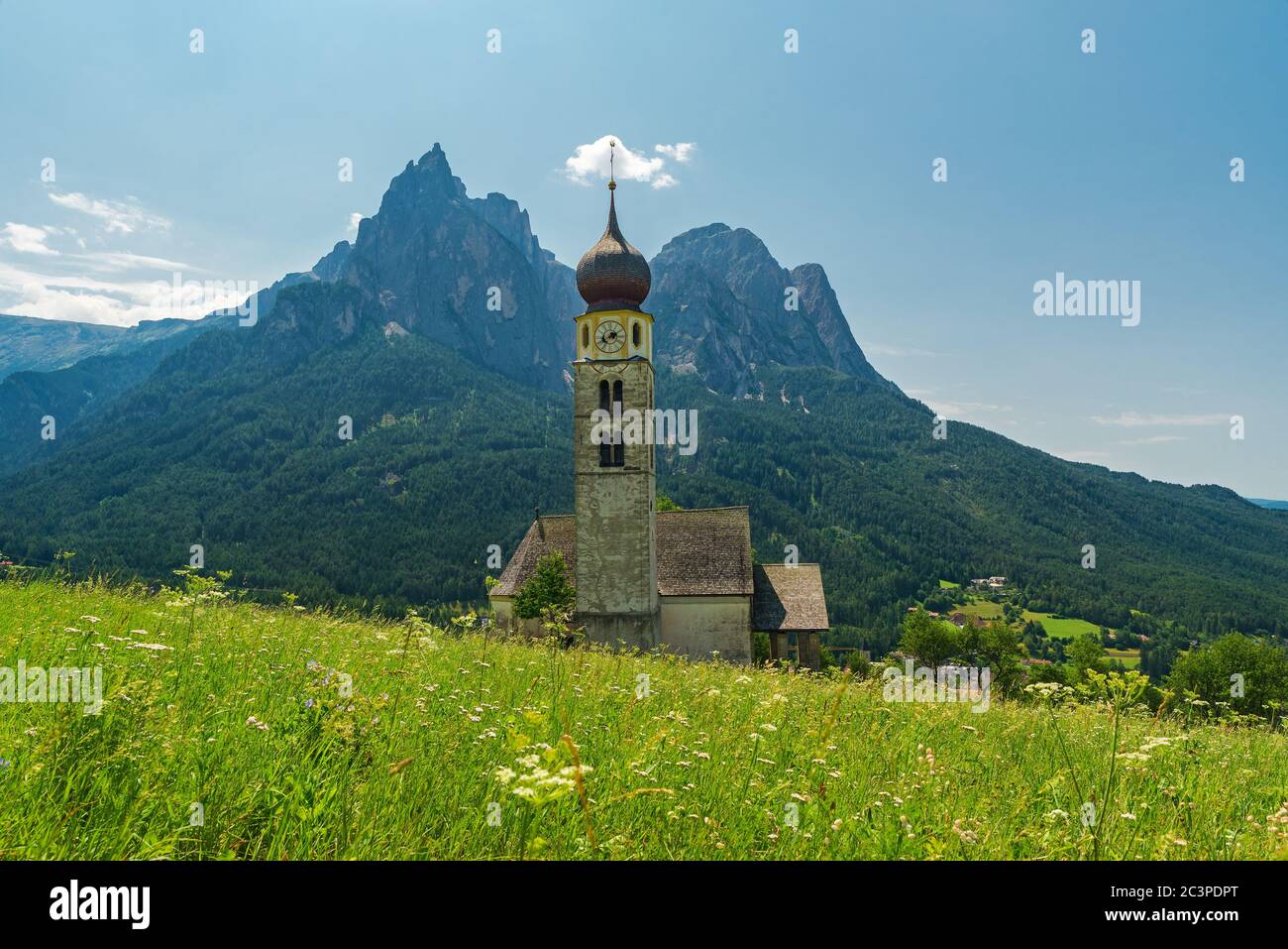 Chiesa di San Valentin e montagna Shlern in paese italiano Kastelruth in Dolomiti Alpi. Alto Adige, Italia, Europa Foto Stock