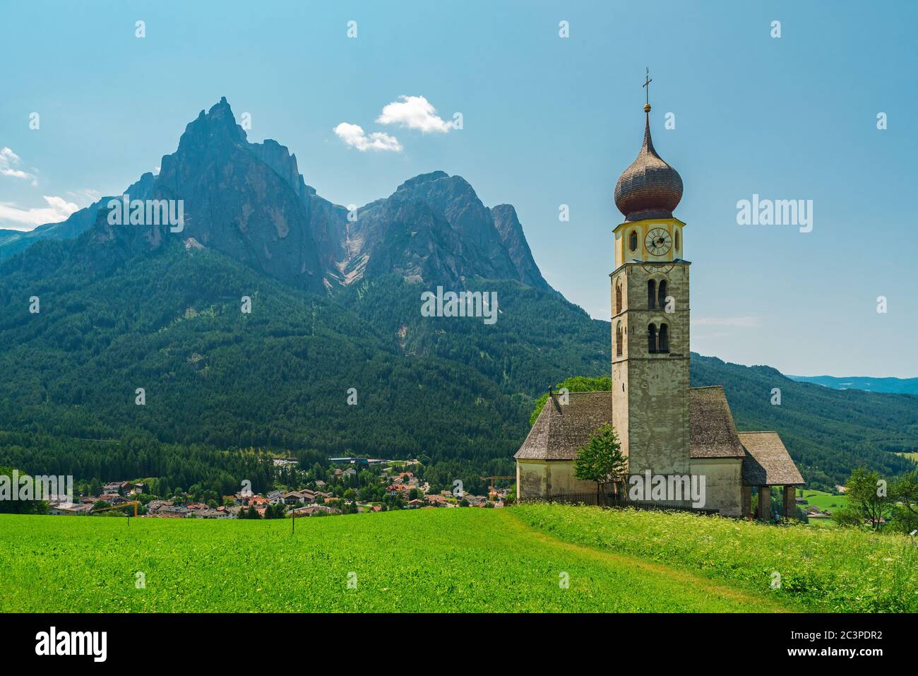 Bella vista della chiesa di San Valentin e Shlern montagna in Castelrotto villaggio italiano nelle Alpi Dolomiti. Alto Adige, Italia, Europa Foto Stock