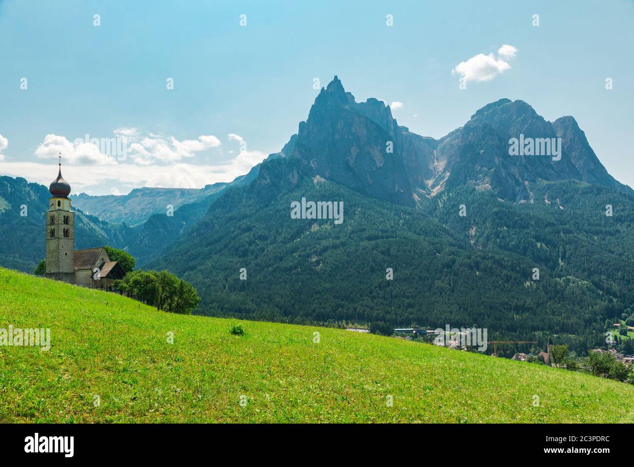 Bella vista del monte Shlern con la chiesa di San Valentin in Castelrotto villaggio italiano nelle Alpi Dolomiti. Alto Adige, Italia, Europa Foto Stock