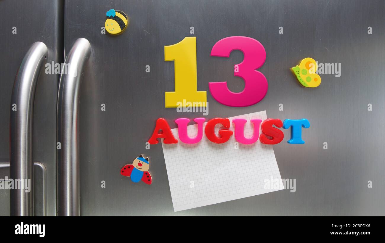 Agosto 13 data di calendario fatta con lettere magnetiche di plastica che tengono una nota di carta grafica sul frigorifero della porta Foto Stock