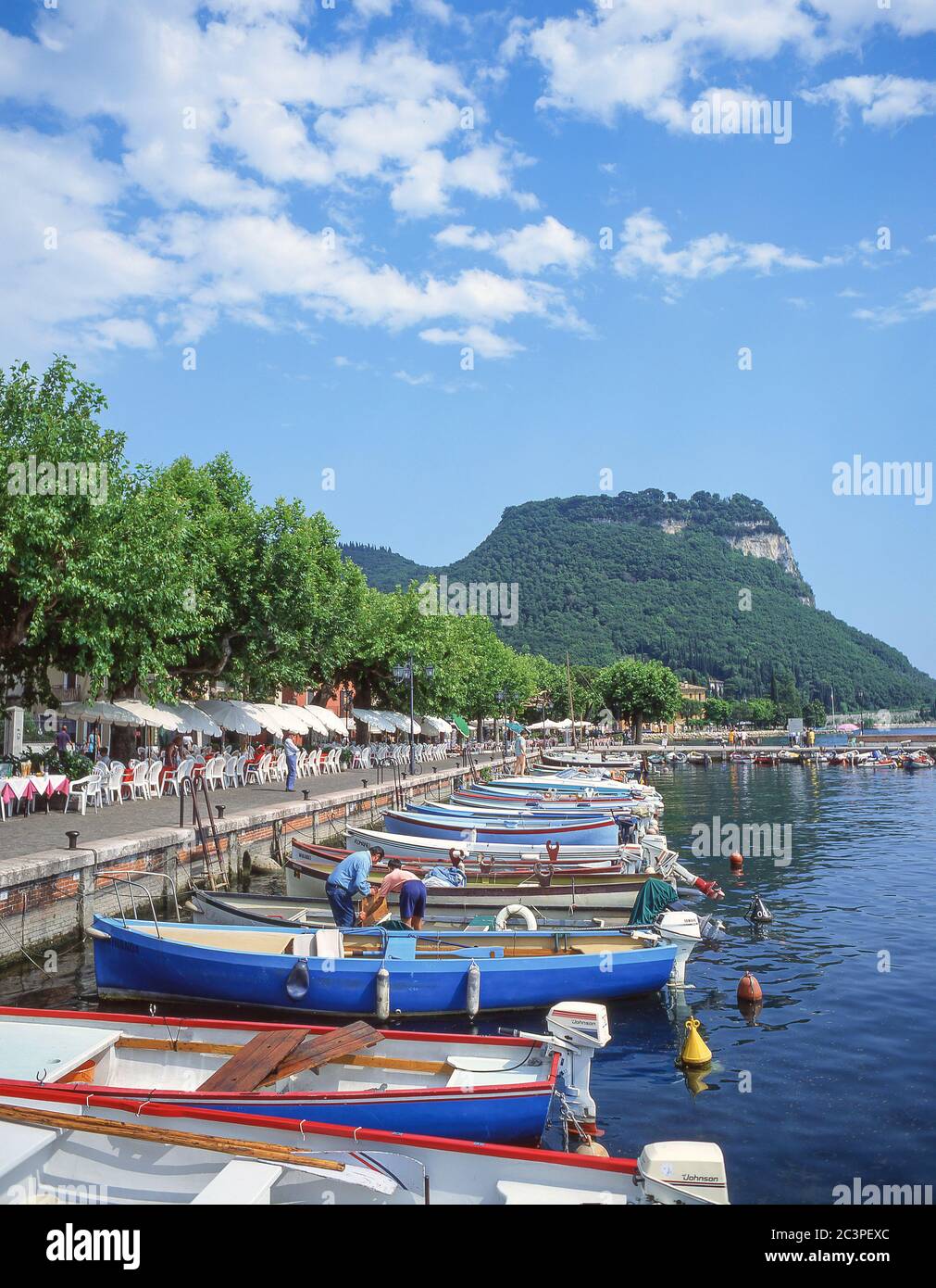 Rocca di Garda e barche in legno sulle sponde del Lago di Garda, Strandpromenade, Garda VR, Provincia di Verona, Regione Veneto, Italia Foto Stock