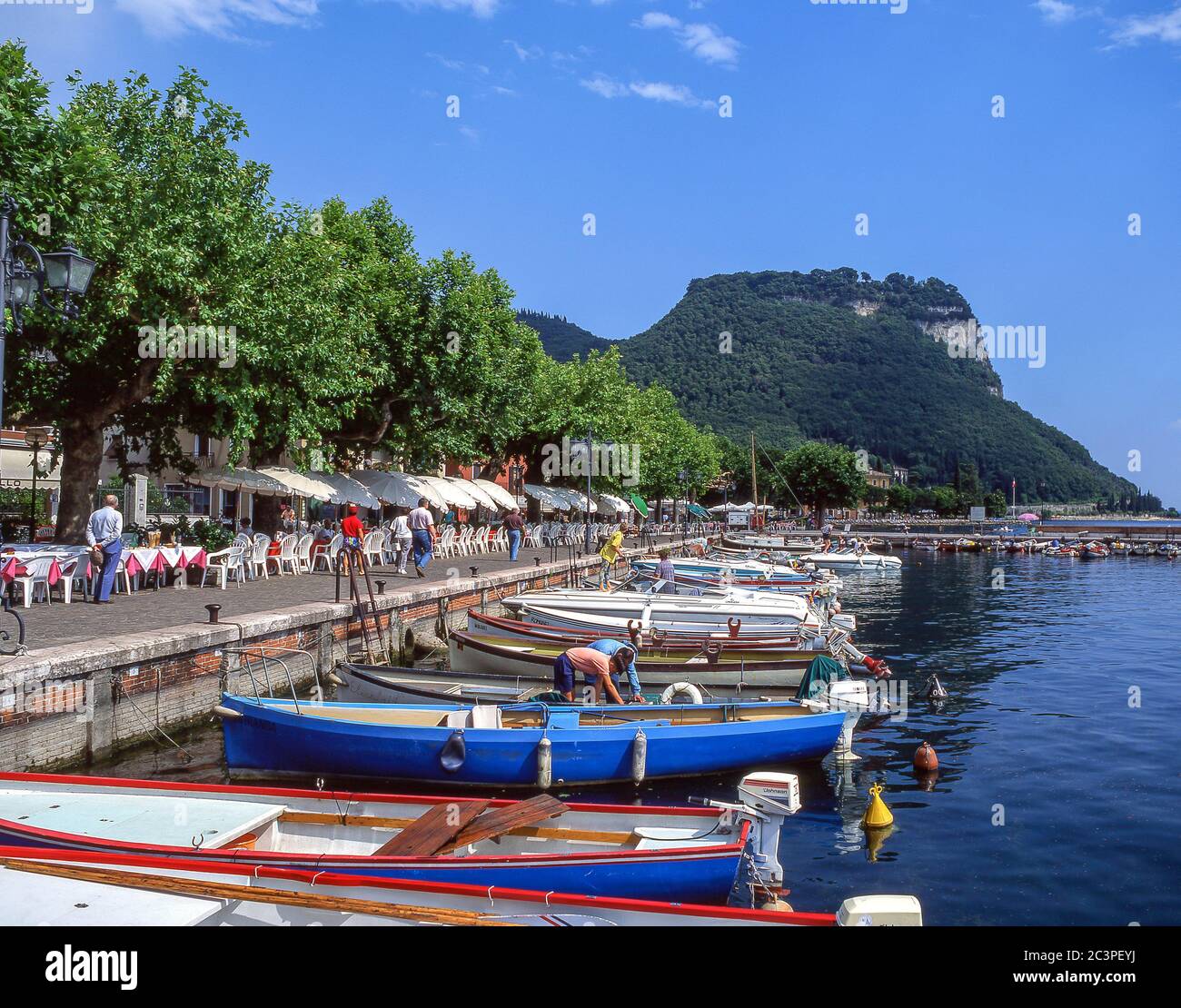 Rocca di Garda e barche in legno sulle sponde del Lago di Garda, Strandpromenade, Garda VR, Provincia di Verona, Regione Veneto, Italia Foto Stock