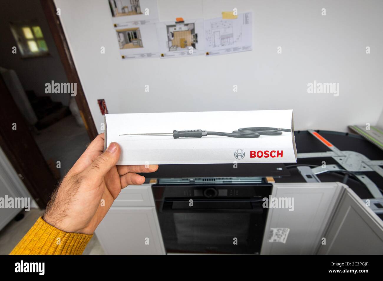 Parigi, Francia - 8 giugno 2020: Mano maschile tenendo in mano la nuova cucina installata la sonda elettronica Bosch Perfect Roast per cucinare alla perfezione su un forno Bosch Foto Stock