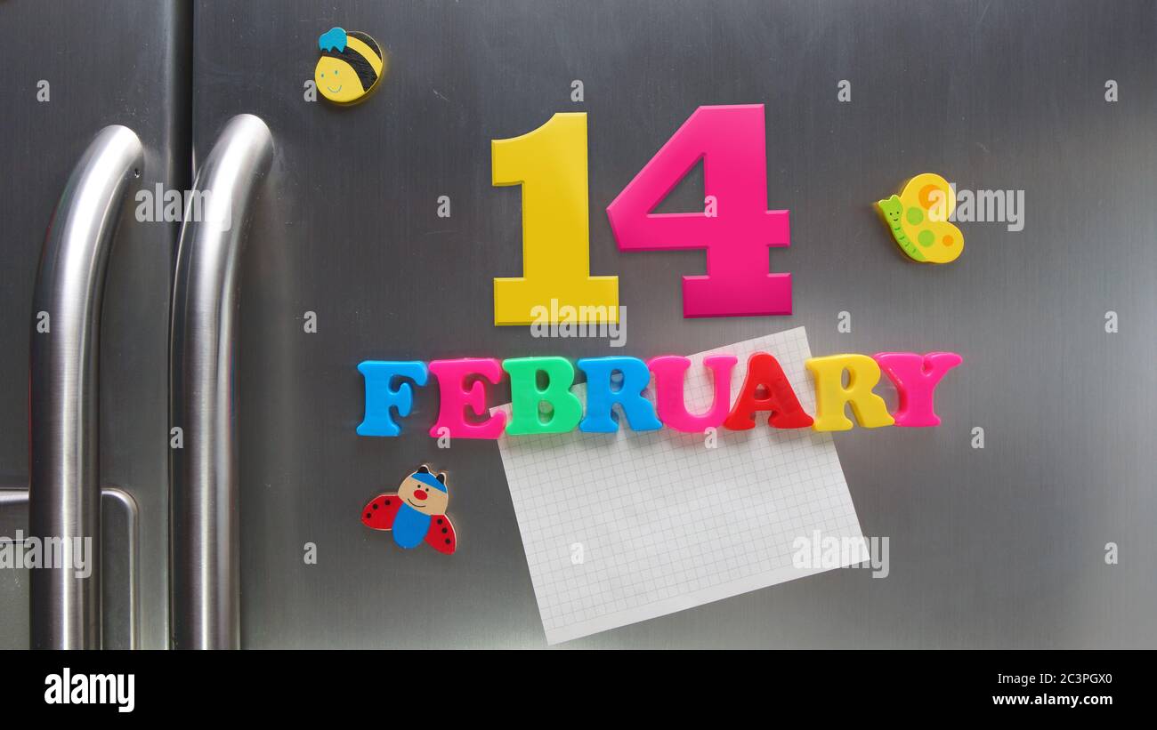 Febbraio 14 data di calendario fatta con lettere magnetiche di plastica che tengono una nota di carta grafica sul frigorifero della porta Foto Stock