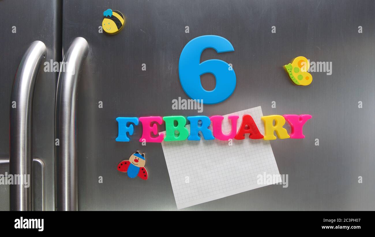 Data di calendario del 6 febbraio fatta con lettere magnetiche di plastica che tengono una nota di carta grafica sul frigorifero della porta Foto Stock