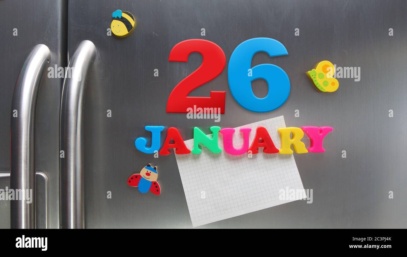 Gennaio 26 data di calendario fatta con lettere magnetiche di plastica che tengono una nota di carta grafica sul frigorifero della porta Foto Stock