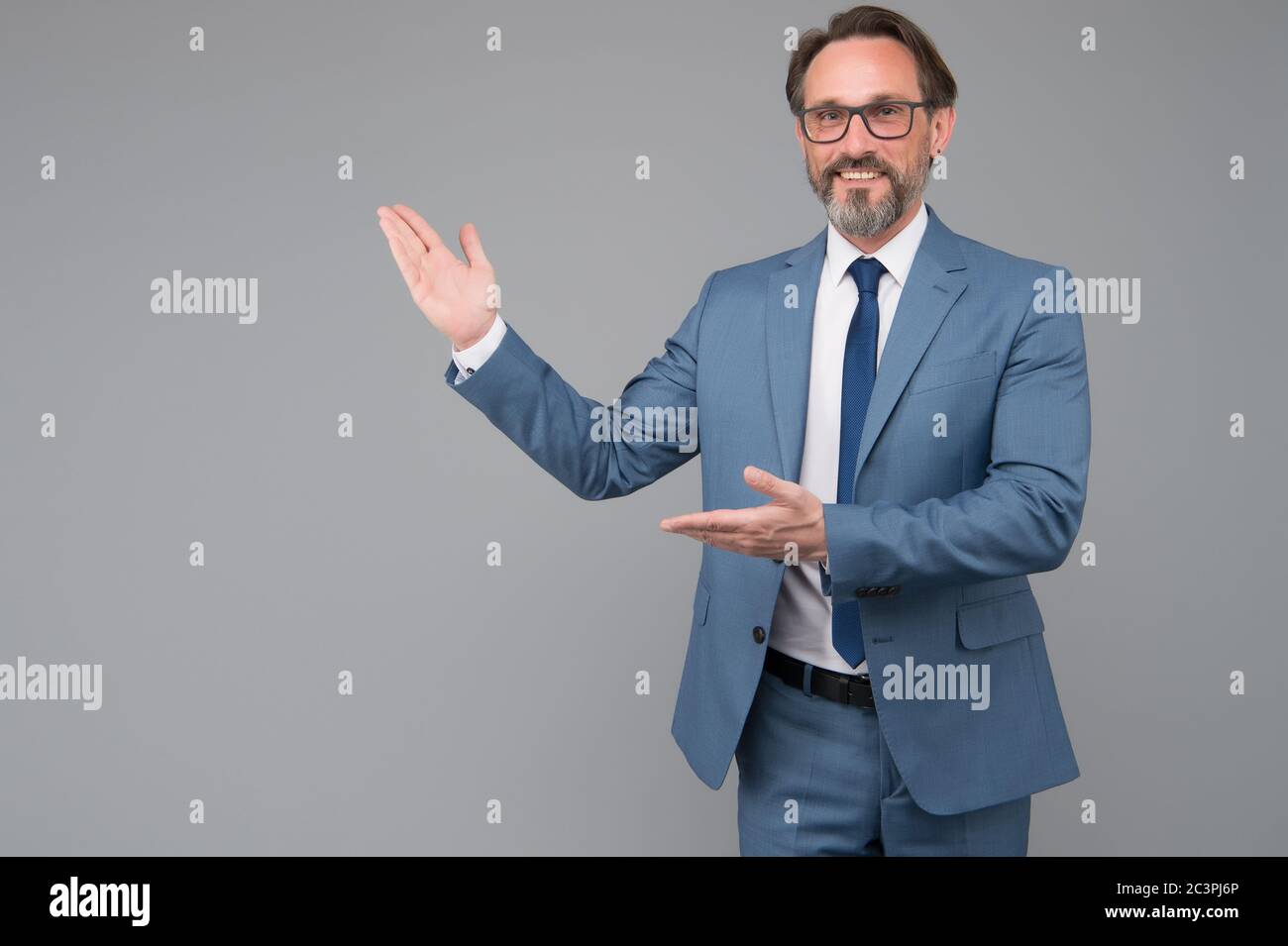 professore universitario che dà la presentazione. insegnante adulto felice  della scuola. direttore generale di affari vettura. avvocato completato il  suo vestito con gli occhiali. uomo adulto ha occhiali. moda maschile  occhiali. spazio