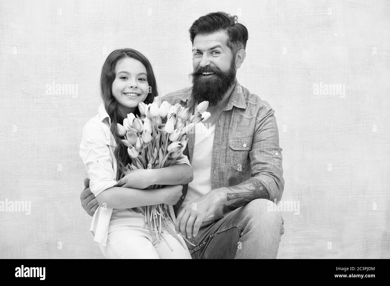 La femminilità è un'adorazione. 8 marzo. Tulipani per figlia. Uomo tulipani bouquet. Padre che dà tulipani ragazza. Papà con fiori. Festa di compleanno. Giornata internazionale delle donne. Negozio di fiori. Tradizione familiare. Foto Stock