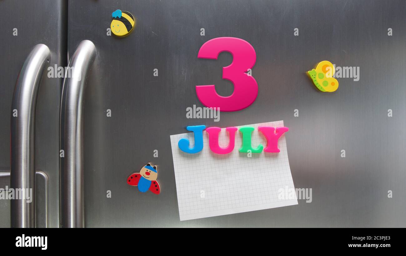 Data di calendario del 3 luglio fatta con lettere magnetiche di plastica che tengono una nota di carta grafica sul frigorifero della porta Foto Stock