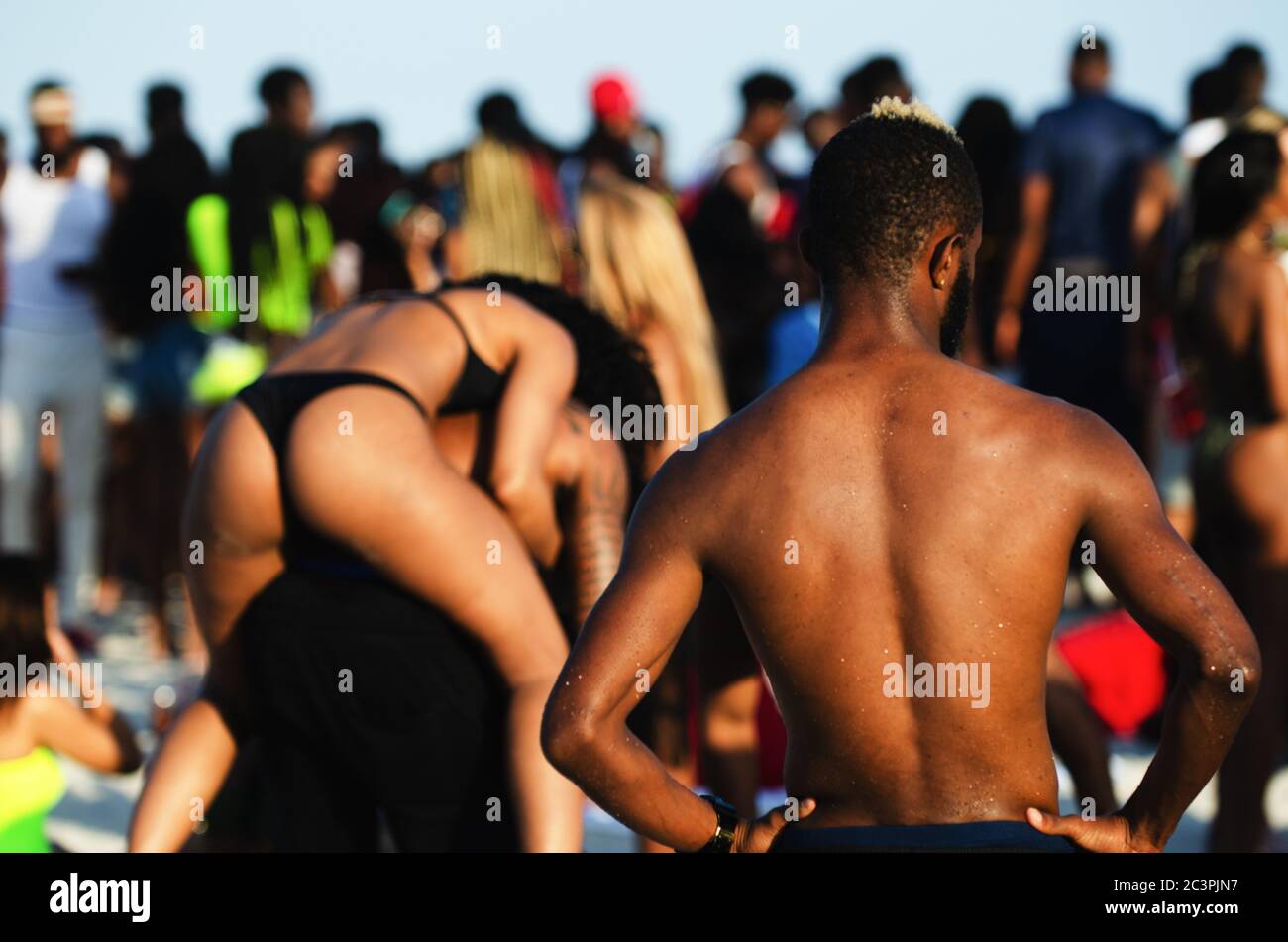 MIAMI - 16 MARZO 2019: Giovani studenti universitari si riuniscono in una festa sulla spiaggia per celebrare la pausa primaverile a South Beach. Foto Stock