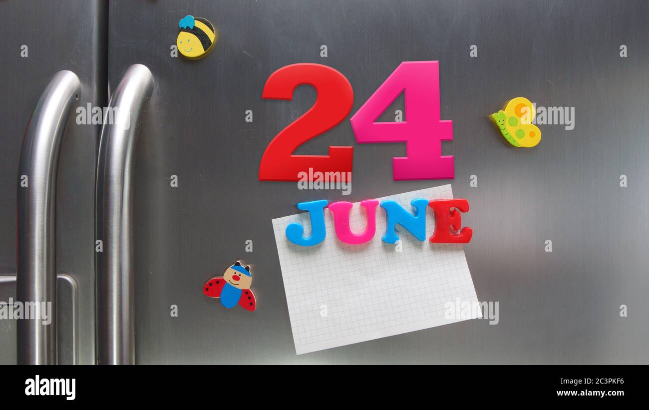 Giugno 24 data di calendario fatta con lettere magnetiche di plastica che tengono una nota di carta grafica sul frigorifero della porta Foto Stock