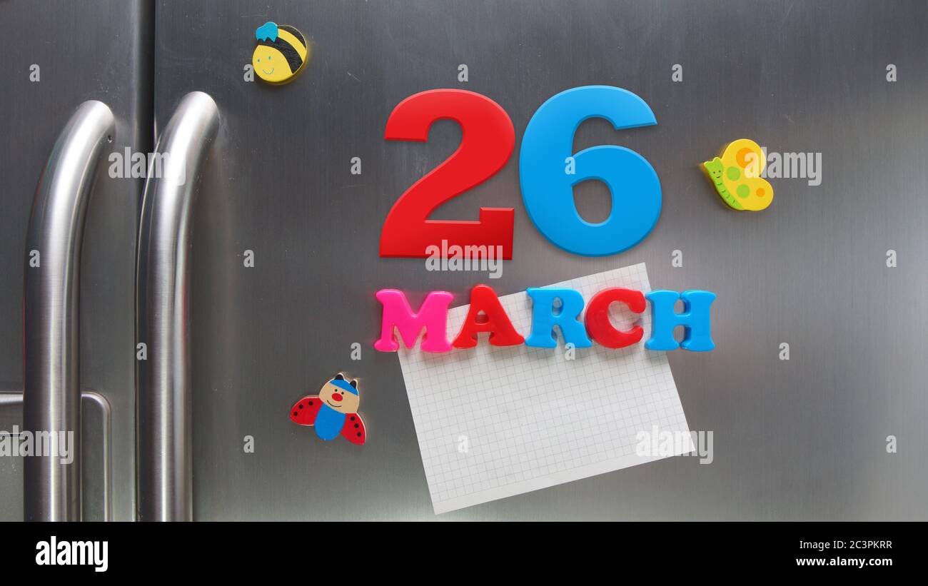 Marzo 26 data di calendario fatta con lettere magnetiche di plastica che tengono una nota di carta grafica sul frigorifero della porta Foto Stock