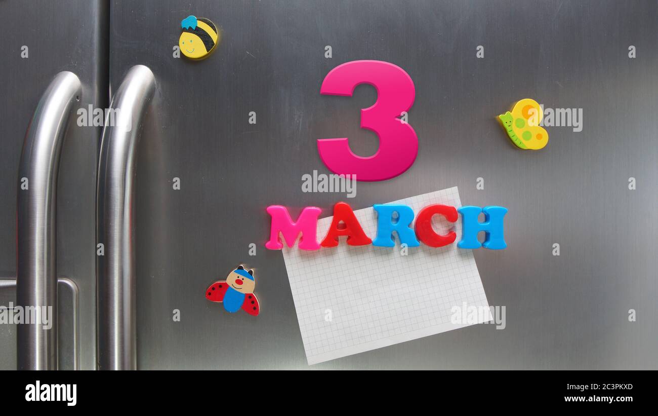 Data di calendario del 3 marzo fatta con lettere magnetiche di plastica che tengono una nota di carta grafica sul frigorifero della porta Foto Stock
