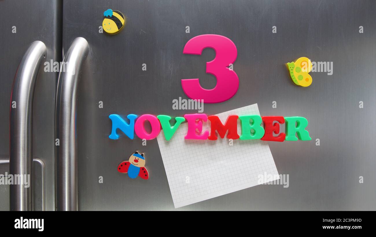 Data di calendario del 3 novembre fatta con lettere magnetiche di plastica che tengono una nota di carta grafica sul frigorifero della porta Foto Stock