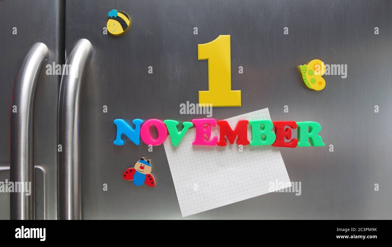 Data di calendario del 1° novembre fatta con lettere magnetiche in plastica che tengono una nota di carta grafica sul frigorifero della porta Foto Stock