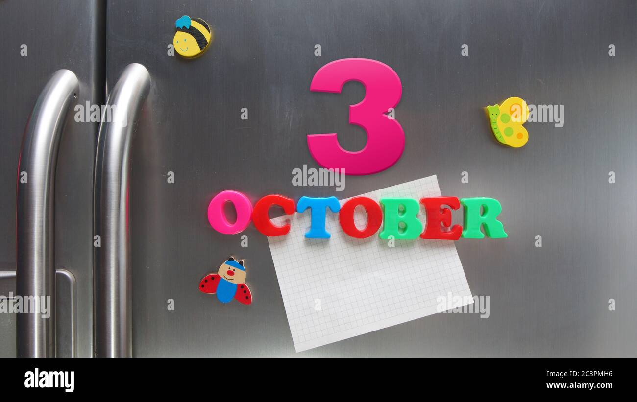 Data di calendario del 3 ottobre fatta con lettere magnetiche di plastica che tengono una nota di carta grafica sul frigorifero della porta Foto Stock