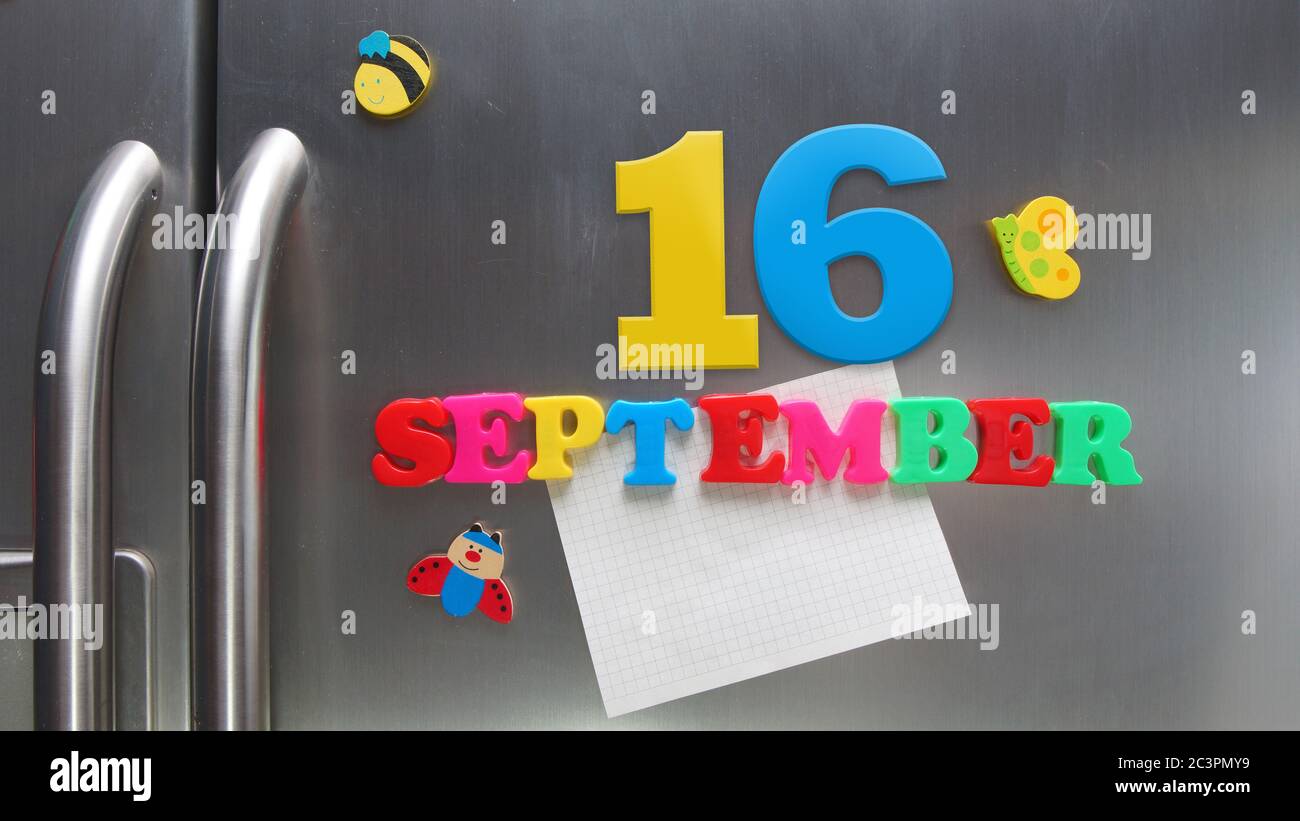 Settembre 16 data di calendario fatta con lettere magnetiche di plastica che tengono una nota di carta grafica sul frigorifero della porta Foto Stock