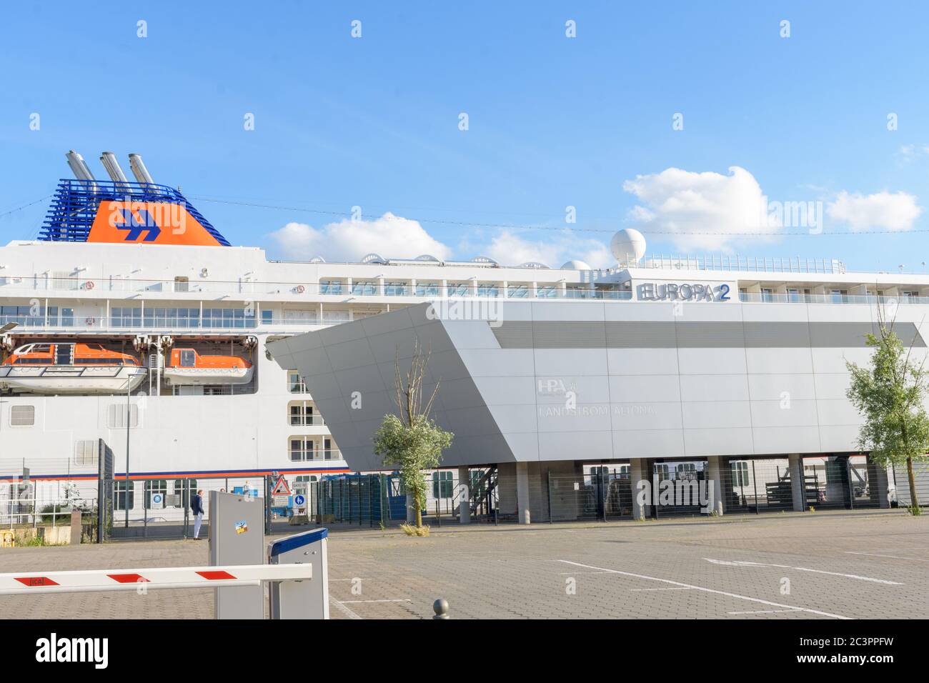 Kreuzfahrtschiff MS Europa 2, Kreuzfahrtterminal Cruise Centre Hamburg Altona, Hamburg Port Authority (HPA), Landstromanlage, 20.06.2020 Foto Stock