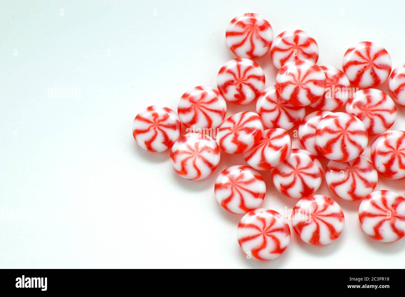 caramelle di menta piperita rossa e bianca Foto stock - Alamy
