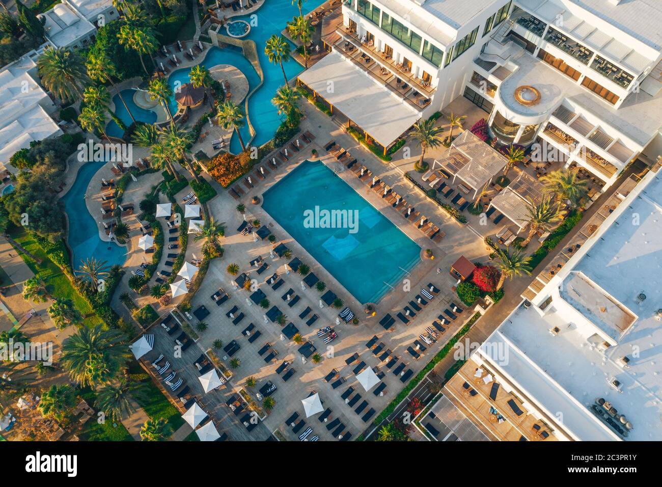 Vista aerea dell'hotel con piscina sulla costa del mare, foto del drone dall'alto della località di Cipro. Foto Stock