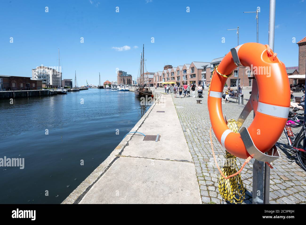 Wismar, Germania, 15 giugno 2020: Anello di soccorso presso lo storico porto vecchio di Wismar, per i turisti uno dei luoghi più attraenti del cit anseatico Foto Stock
