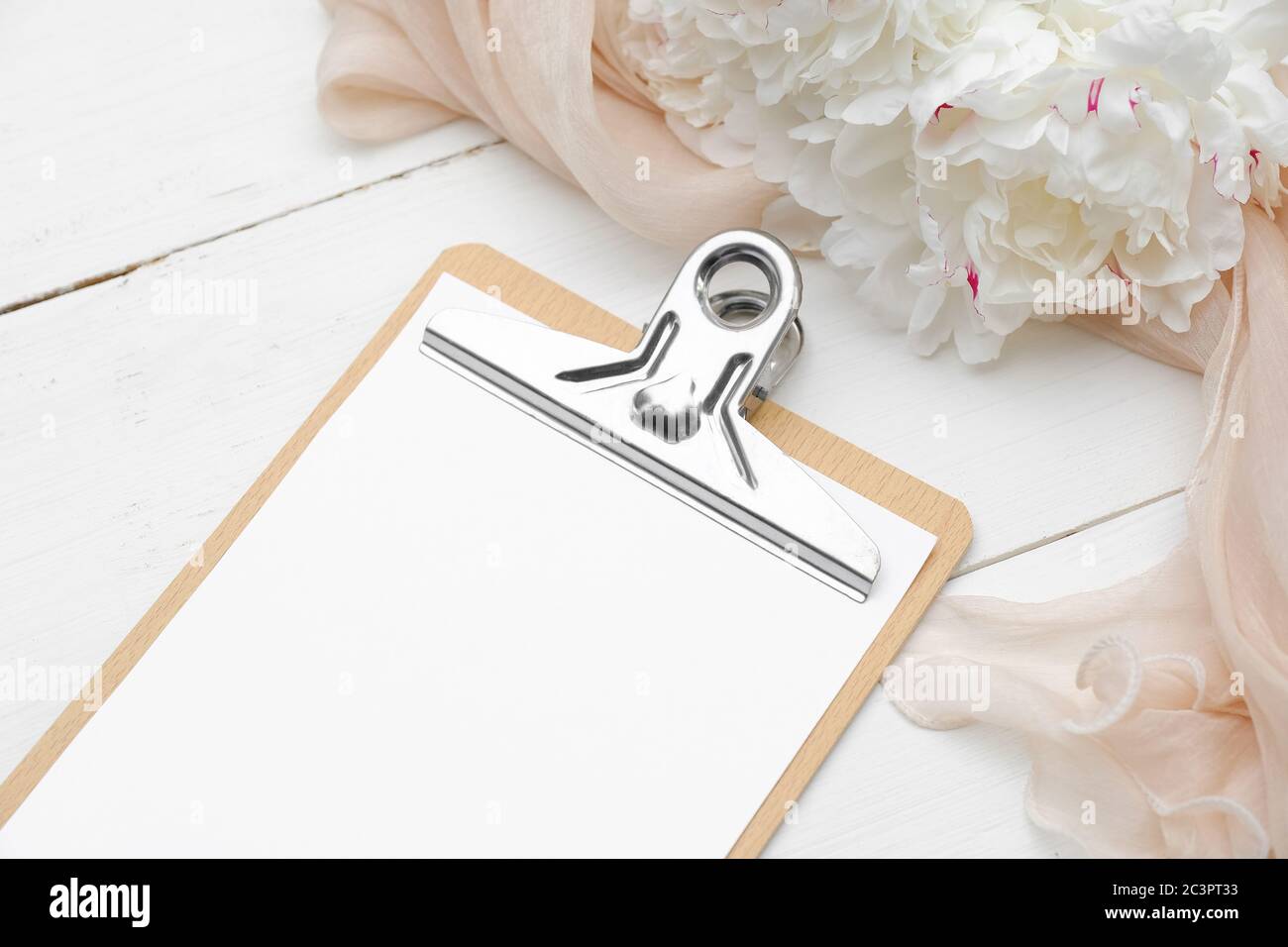 Appunti con mockup di carta bianca e peonie su tavolo di legno bianco. Wedding planner, per fare lista, concetto di checklist. Foto Stock