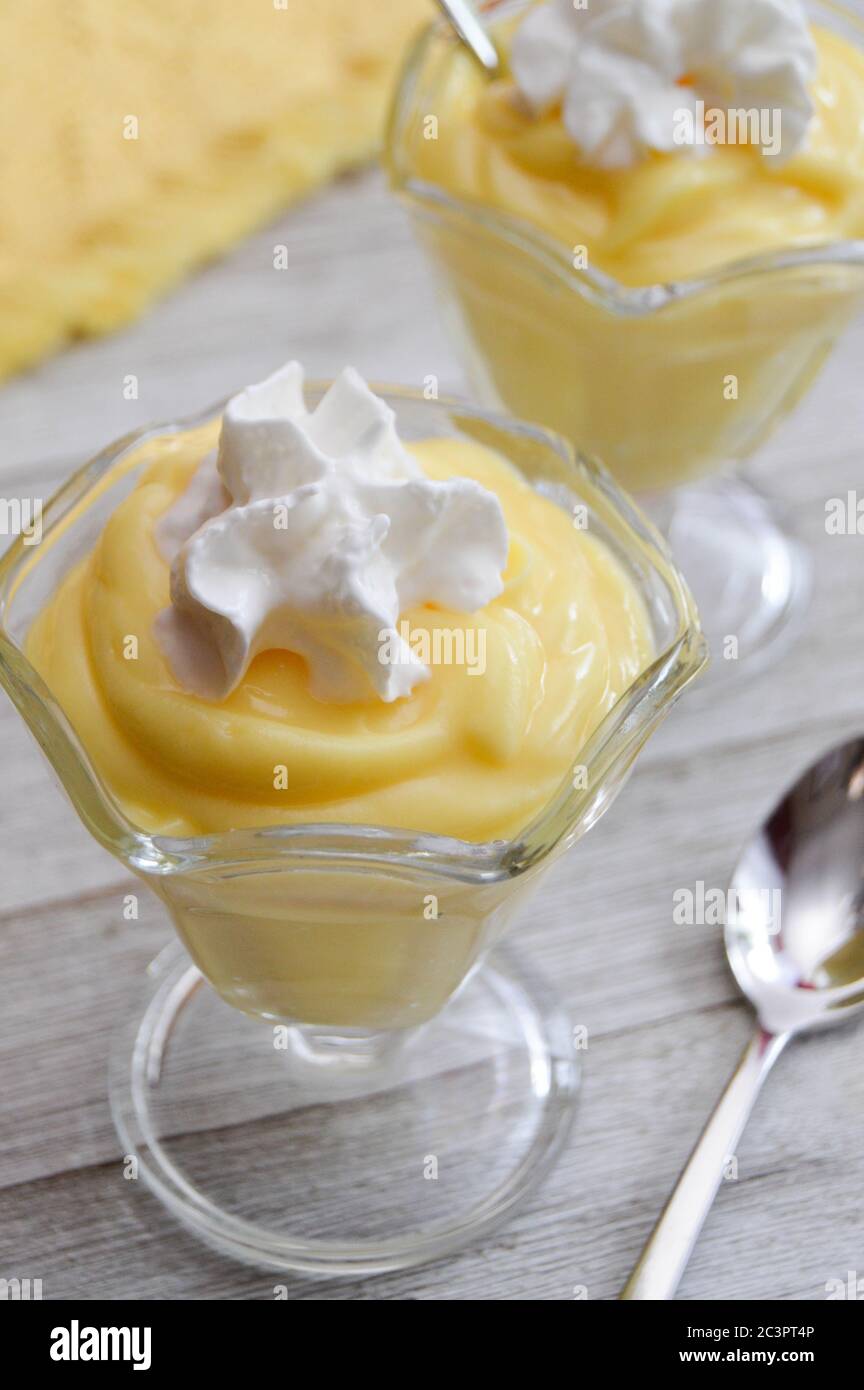 budino alla vaniglia con guarnizione montata Foto Stock