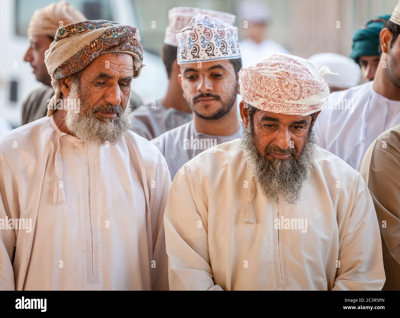 Nizwa, Oman, 2 dicembre 2016: Gli uomini locali che acquistano al mercato della capra di venerdì a Nizwa, Oman Foto Stock