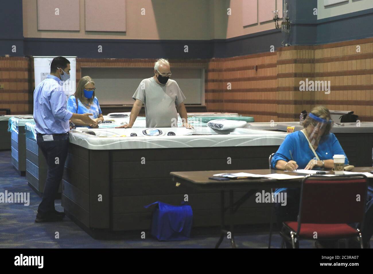 (200621) -- NEW ORLEANS (USA), 21 giugno 2020 (Xinhua) -- persone che indossano maschere facciali e uno scudo sono visti alla National Hot Tub Expo a New Orleans, Louisiana, Stati Uniti, il 21 giugno 2020. Diversi stati Uniti hanno visto un aumento in casi COVID-19 come le aziende continuano a riprendere le operazioni in tutta la nazione, gettando un'ombra sul percorso attuale per riaprire. A partire da domenica pomeriggio, negli Stati Uniti sono stati segnalati più di 2.2 milioni di casi confermati di COVID-19, con oltre 119,800 decessi, secondo uno strumento di monitoraggio dei dati sviluppato dalla Johns Hopkins University. (Foto di LAN noi Foto Stock