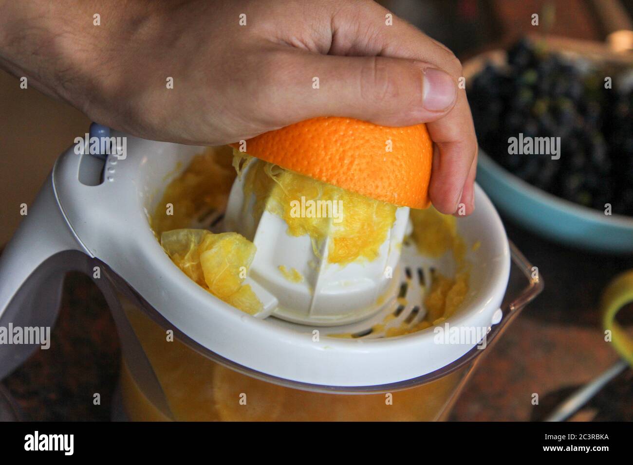spremitura di un'arancia per un succo fresco Foto Stock