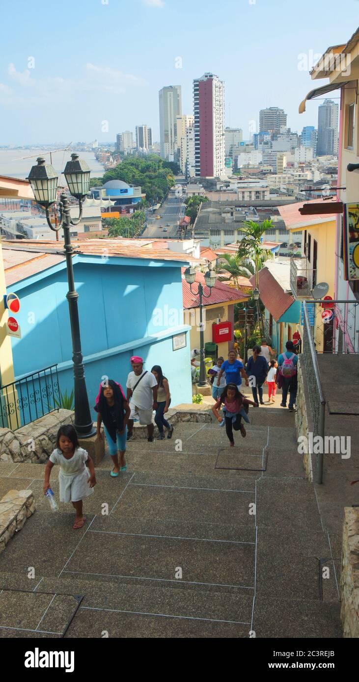 Guayaquil, Guayas / Ecuador - 4 settembre 2016: Persone che camminano sulle scale nel quartiere Las Penas nel centro della città. È noto per Foto Stock