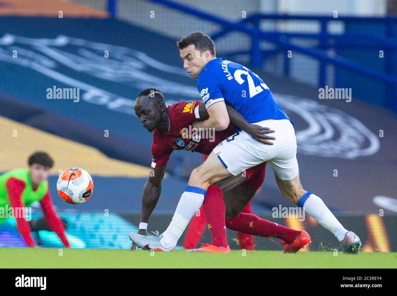 Liverpool. 22 Giugno 2020. Il Sadio Mane di Liverpool combatte con il capitano di Everton Seamus Coleman durante la partita di Derby Premier League Merseyside tra Everton e Liverpool al Goodison Park di Liverpool, in Gran Bretagna, il 21 giugno 2020. La partita si è conclusa con un pareggio del 0-0.SOLO PER USO EDITORIALE. NON IN VENDITA PER CAMPAGNE DI MARKETING O PUBBLICITARIE. NESSUN UTILIZZO CON AUDIO, VIDEO, DATI, ELENCHI DI DISPOSITIVI, LOGO DI CLUB/CAMPIONATI O SERVIZI "LIVE" NON AUTORIZZATI. L'USO IN-MATCH ONLINE È LIMITATO A 45 IMMAGINI, SENZA EMULAZIONE VIDEO. NESSUN UTILIZZO NELLE SCOMMESSE, NEI GIOCHI O NELLE PUBBLICAZIONI DI SINGOLI CLUB/CAMPIONATI/GIOCATORI. Credit: Xinhua/Alamy Live News Foto Stock