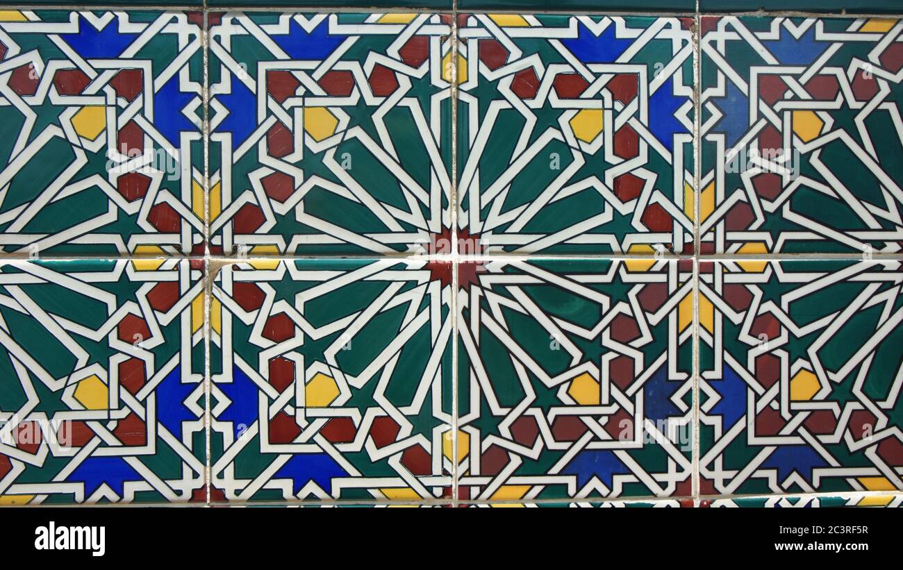 Particolare di parete decorata con ceramica dal design arabo Foto Stock